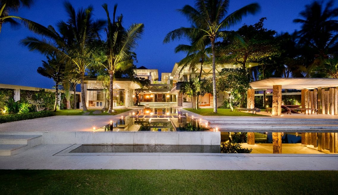 Iconic 8-Bedroom Beachfront Villa in Tanah Lot – Award-Winning Luxury Escape – BVI29636